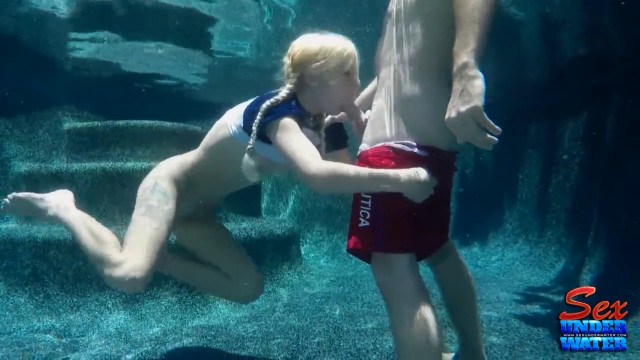 голая жена под водой